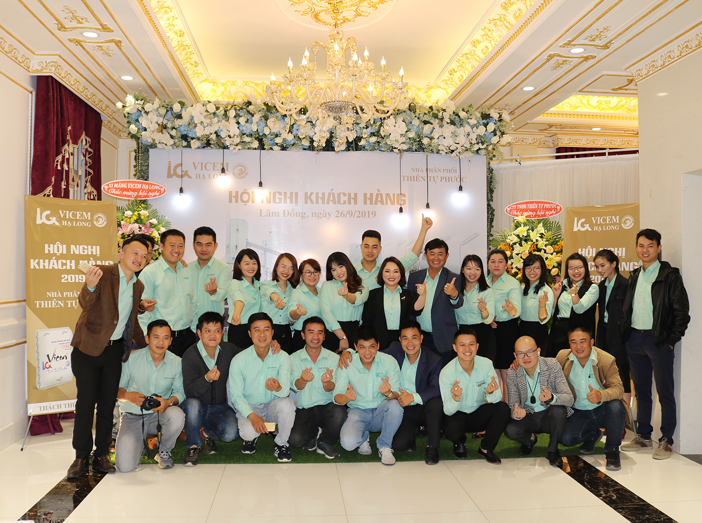 Cán bộ nhân viên nhà phân phối Thiên Tự Phước chụp hình lưu niệm trước chương trình