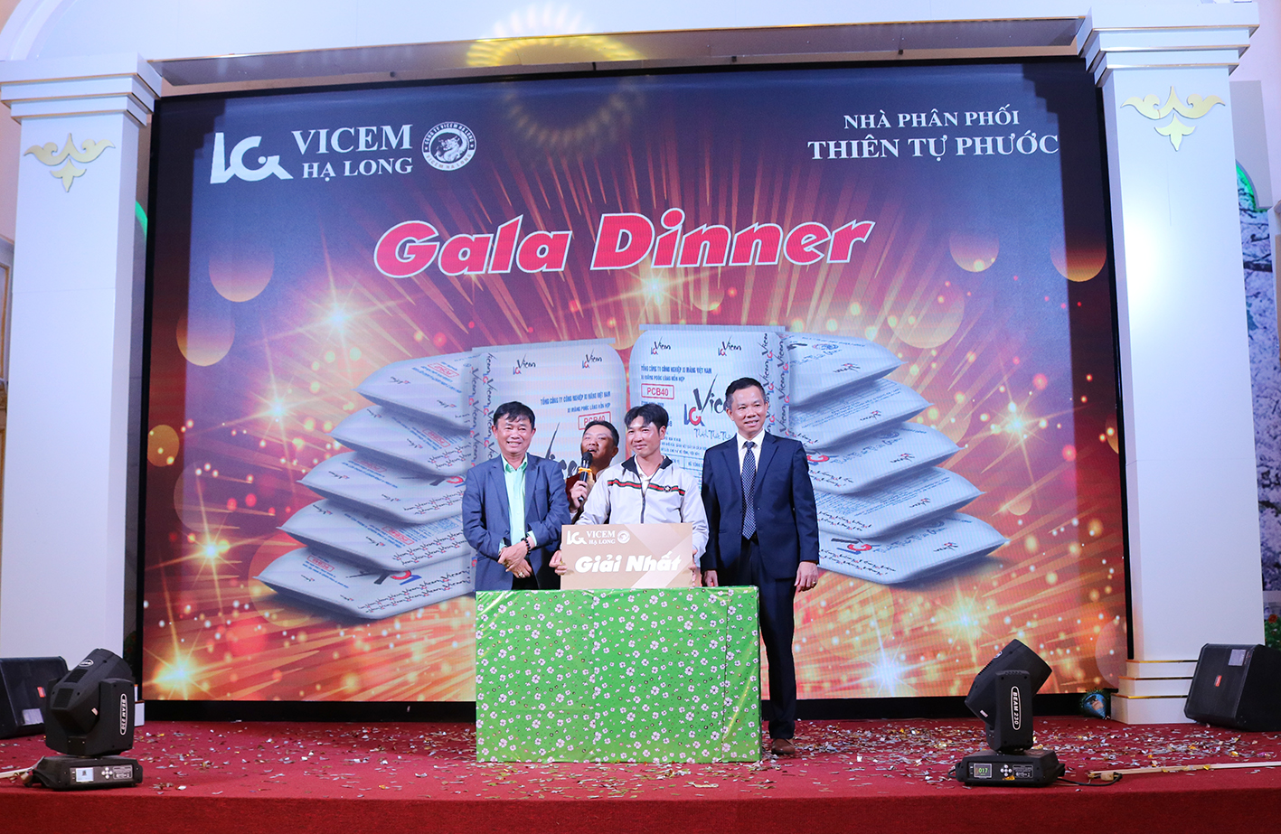 Ông Phan Văn Chi (bên trái) - Giám đốc công ty Thiên Tự Phước và ông Nguyễn Văn Dũng trao giải nhất chương trình rút thăm trúng thưởng