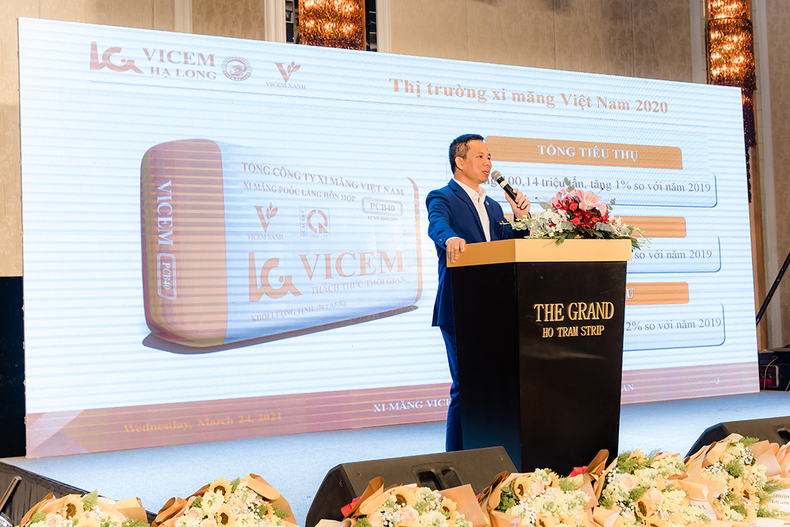 Ông Nguyễn Văn Dũng, Phó Giám đốc phụ trách kinh doanh - tiếp thị báo cáo kết quả SXKD 2020, kế hoạch thực hiện 2021