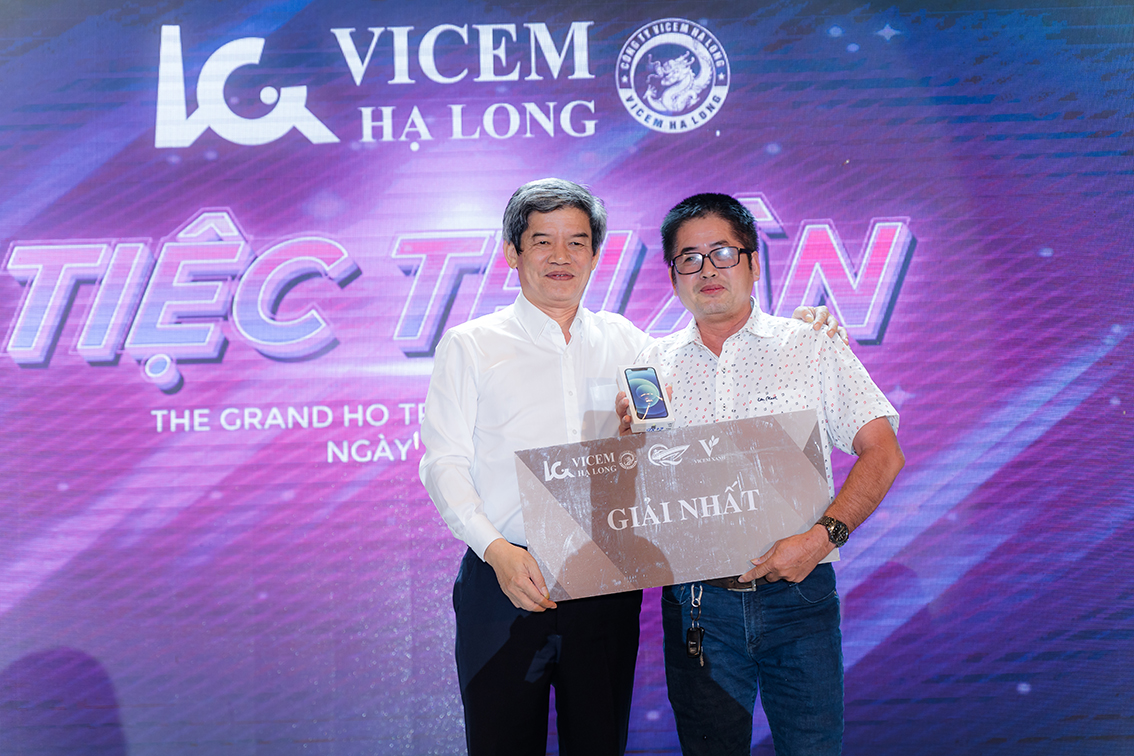 Ông Hoàng Cảnh Nguyễn, Giám dốc Công ty trao giải nhất là một chiếc điện thoại Iphone 12 cho khách hàng may mắn