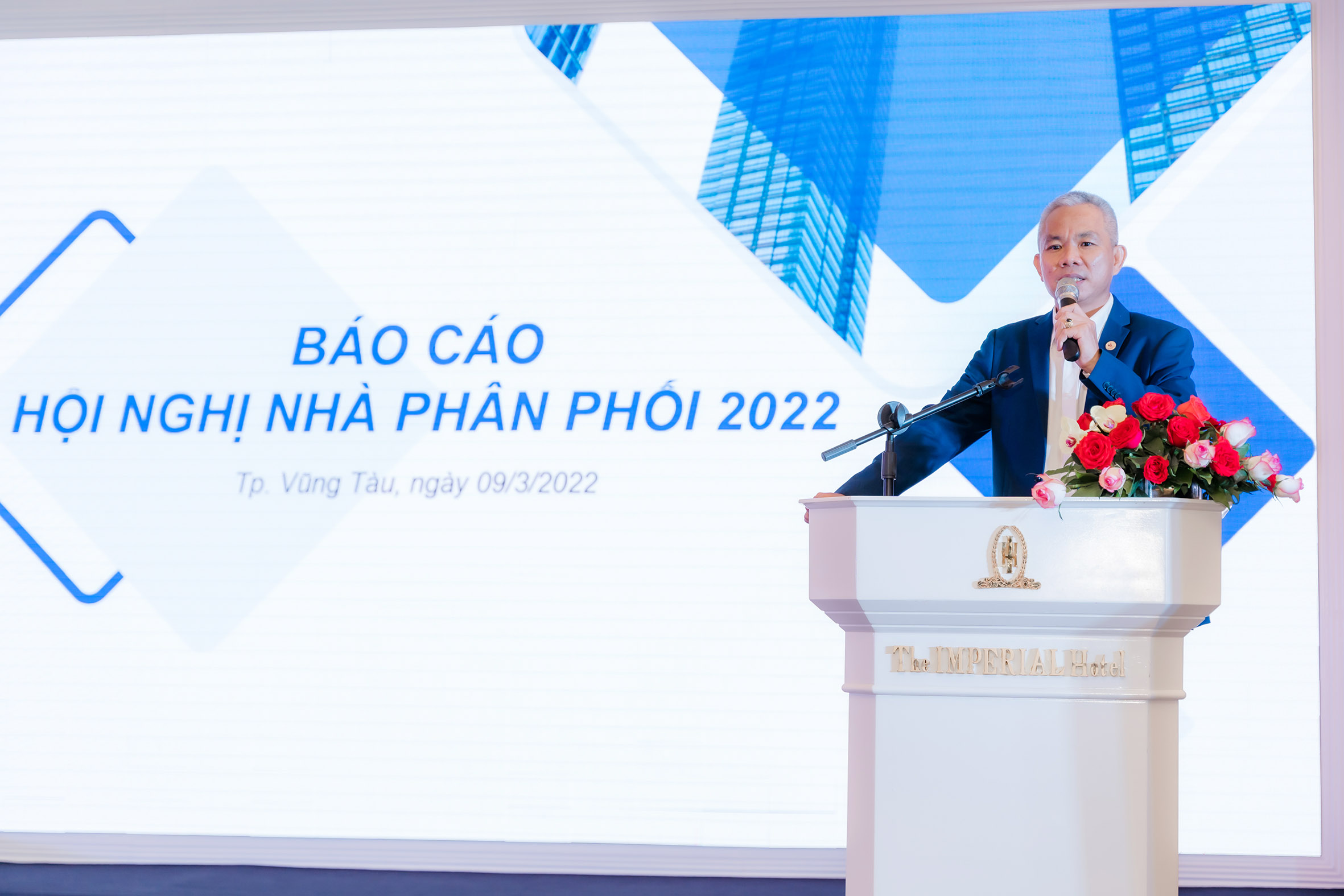 Ông Nguyễn Văn Dũng, Phó Giám đốc phụ trách kinh doanh - tiếp thị công ty báo cáo kết quả SXKD 2021, kế hoạch 2022