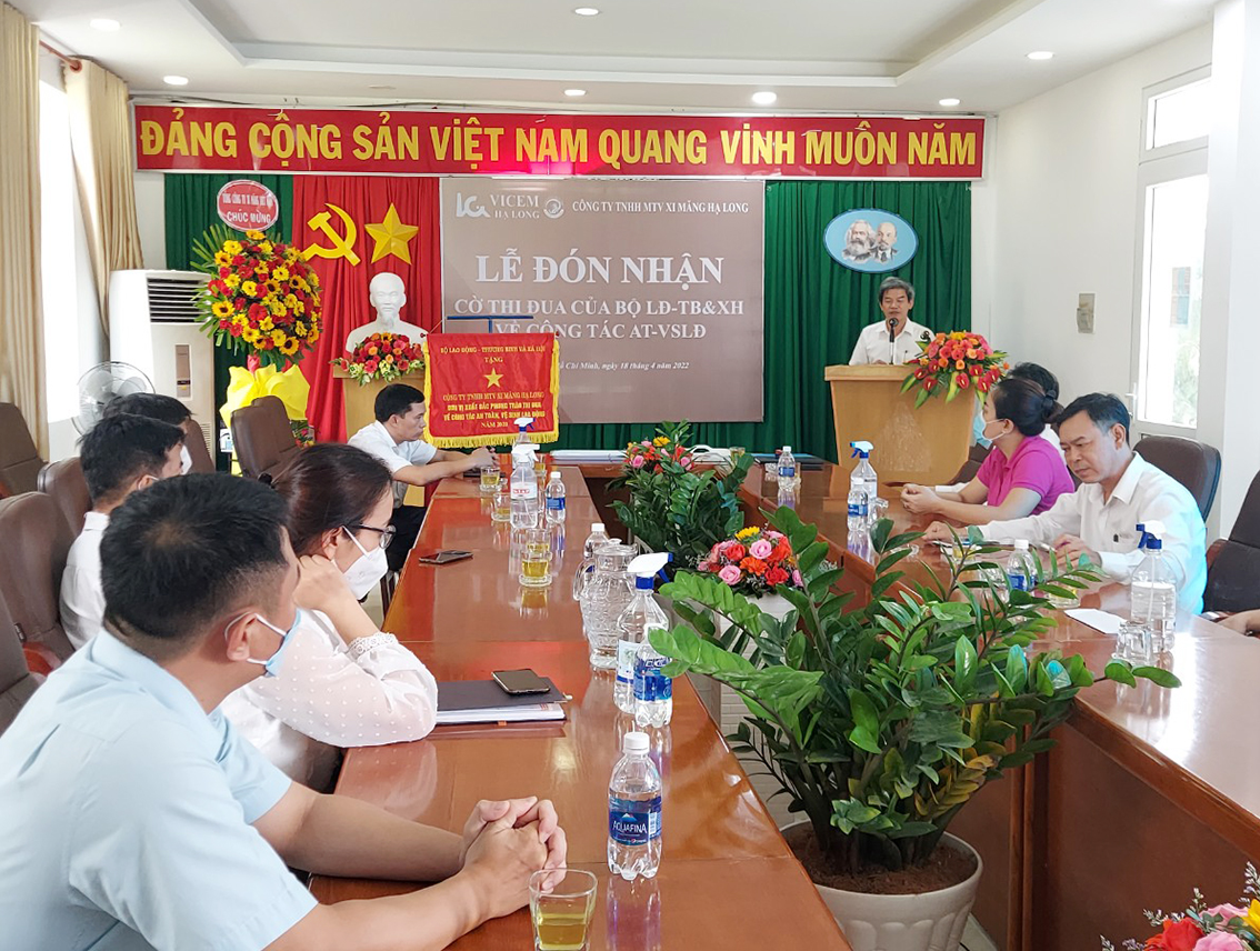 Ông Hoàng Cảnh Nguyễn - Giám đốc Vicem Hạ Long phát biểu tại Lễ đón nhận