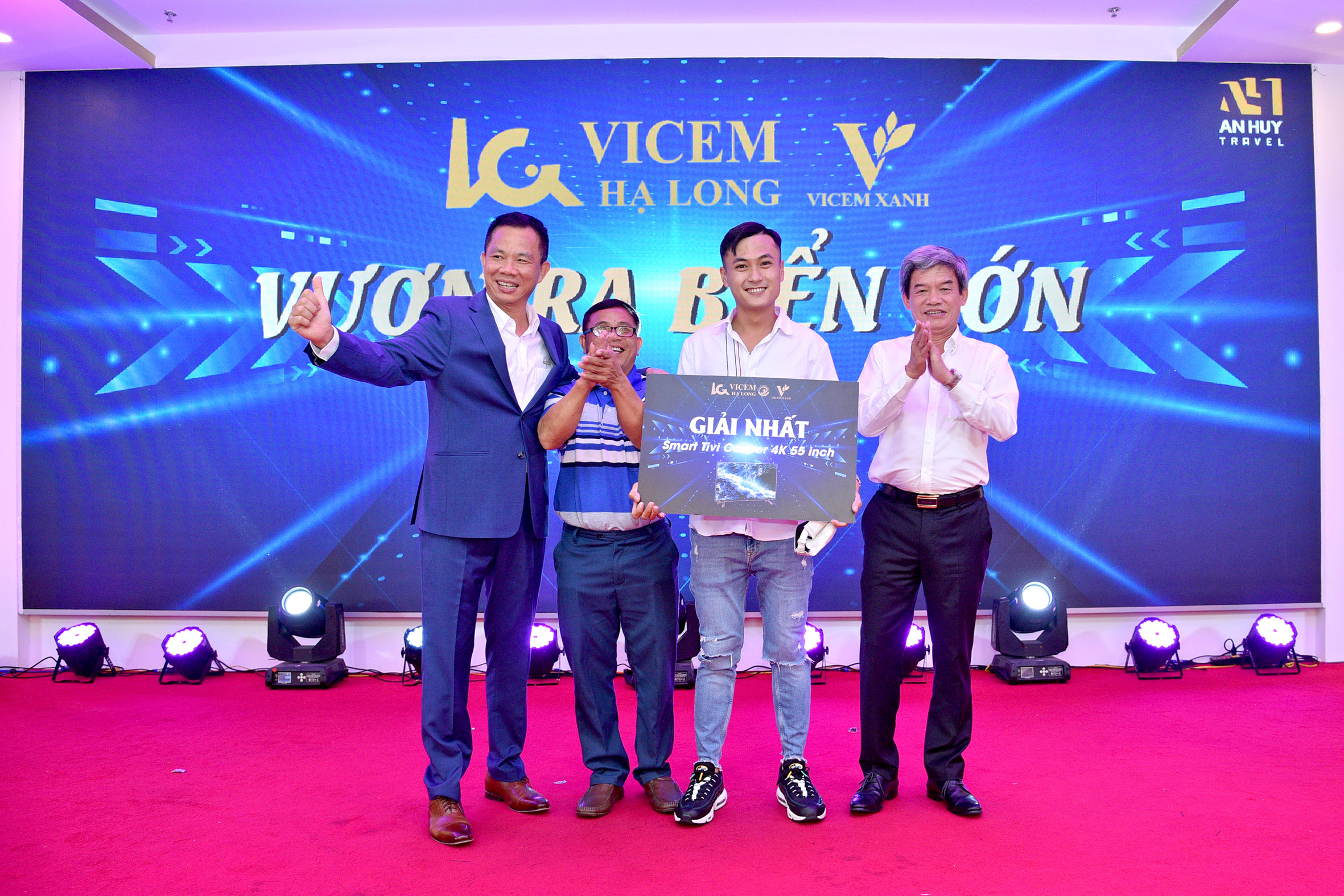 Ông Hoàng Cảnh Nguyễn, Giám đốc công ty (bên trái), Ông Nguyễn Văn Dung, Phó Giám đốc công ty (bên phải) trao giải nhất chp CHVLXD trúng thưởng trong chương trình